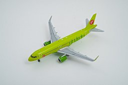 Металлическая модель самолета Airbus A320 S7 Airlines в масштабе 1:200