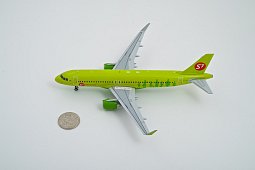 Модель самолета Airbus A320 S7 Airlines в масштабе 1:200