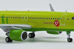Модель самолета Airbus A320 S7 Airlines в масштабе 1:200