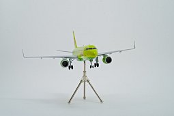 Металлическая модель самолета Airbus A320 S7 Airlines в масштабе 1:200