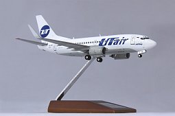 Модель Боинг-737-500 ЮТэйр на подставке Минилайнер