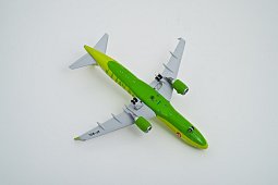 Масштабная модель самолета Airbus A320 авиакомпании S7 Airlines