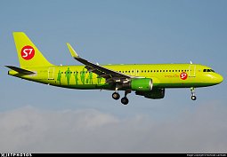 Самолет Airbus A320 VP-BOL авиакомпании S7 Airlines
