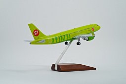 Готовая модель самолета Airbus A320 S7 Airlines из металла