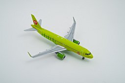 Металлическая модель самолета Аэробус А-320 S7 Airlines в масштабе 1:200