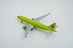 Металлическая модель самолета Аэробус А-320 S7 Airlines в масштабе 1:200