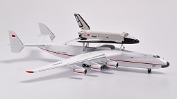 Модель самолета Ан-225 Мрия с Бураном в масштабе 1:500